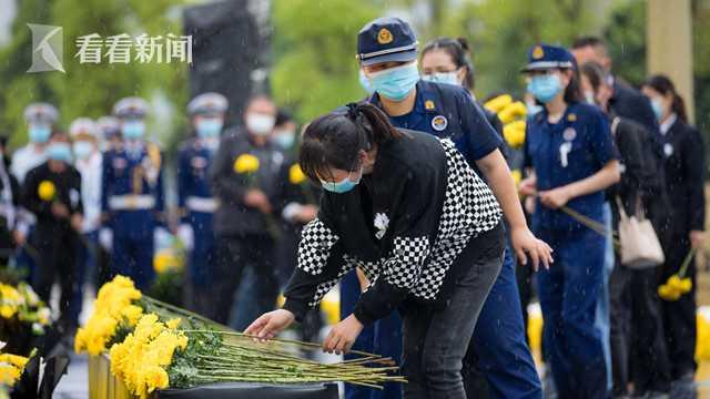 视频｜千人雨中送别抗洪抢险牺牲烈士汪磊、李新文