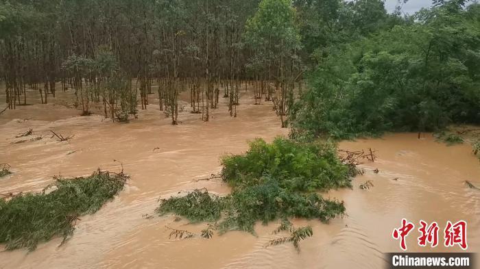 强降雨致广西北海两村庄被洪水围困 村民已安全转移