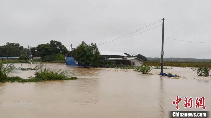 强降雨致广西北海两村庄被洪水围困 村民已安全转移