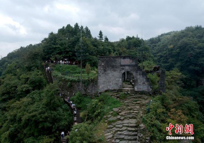 资料图:航拍视角俯瞰世界遗产——遵义海龙屯的飞龙关。中新社记者 侯宇 摄