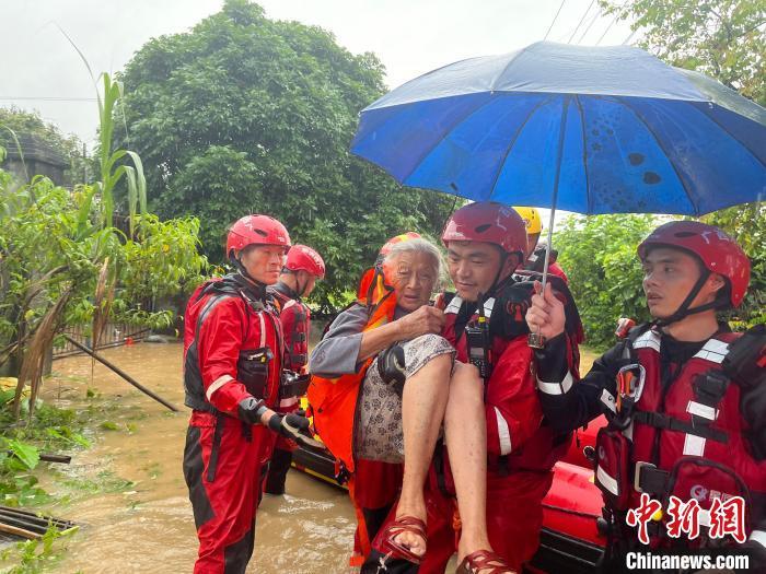 强降雨致广西北海两村庄被洪水围困 村民已安全转移