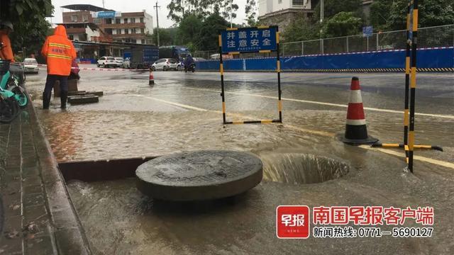 好欢乐！暴雨后路面积水，南宁市民上街抓鱼