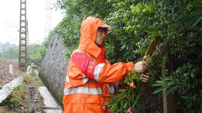 中铁南昌局赣州工务段：“空天地”保汛期安全