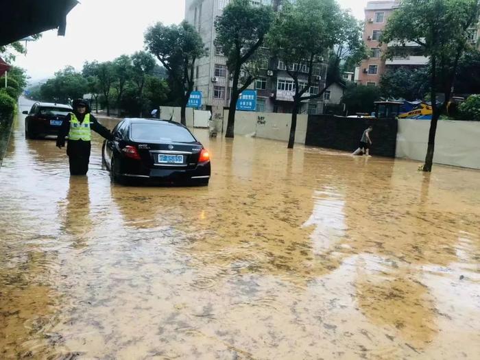 学校停课、景区关闭、交通中断：福建持续暴雨致多地受灾