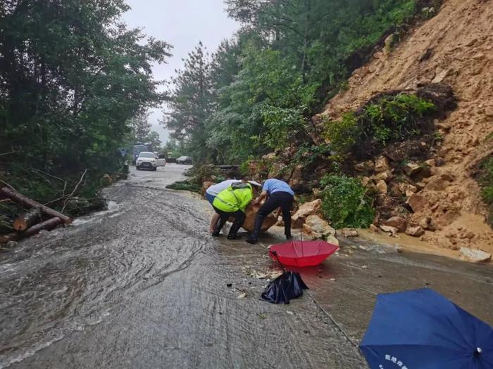 学校停课、景区关闭、交通中断：福建持续暴雨致多地受灾