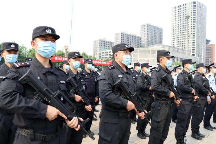 6月12日参加“雷霆风暴”动员部署大会的民警。图片来源:唐山市公安局微信公众号