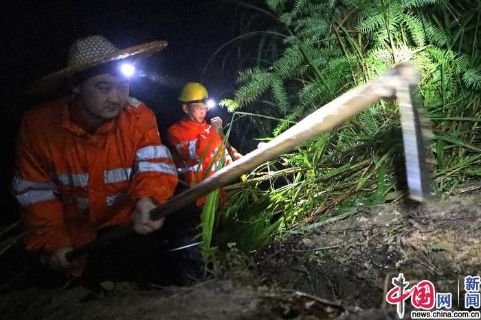 福建普降暴雨 铁路人冒雨排险