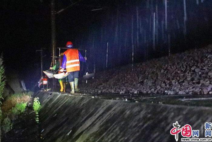 福建普降暴雨 铁路人冒雨排险