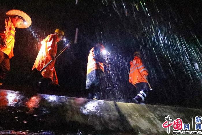 福建普降暴雨 铁路人冒雨排险