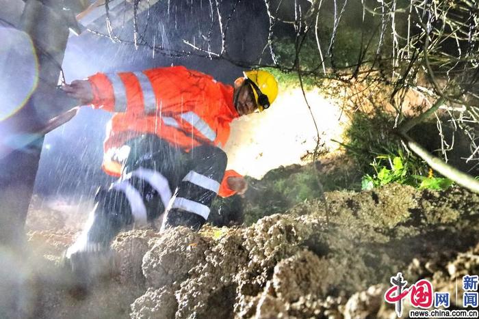 福建普降暴雨 铁路人冒雨排险