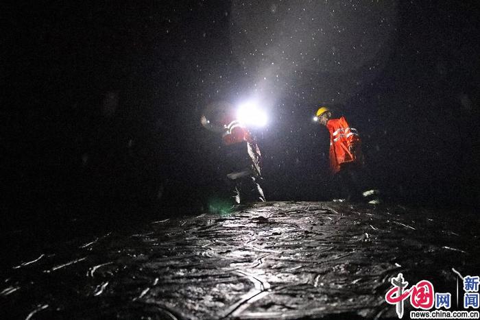 福建普降暴雨 铁路人冒雨排险