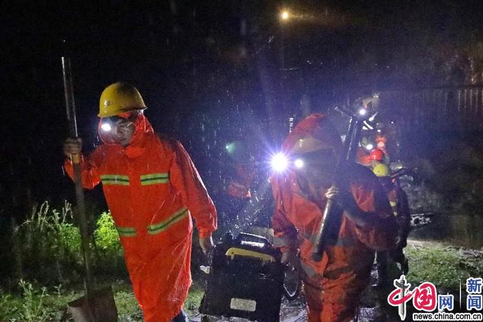 福建普降暴雨 铁路人冒雨排险