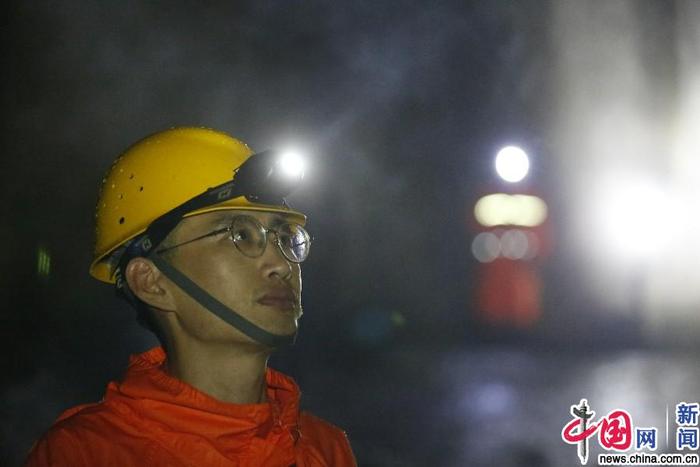 福建普降暴雨 铁路人冒雨排险