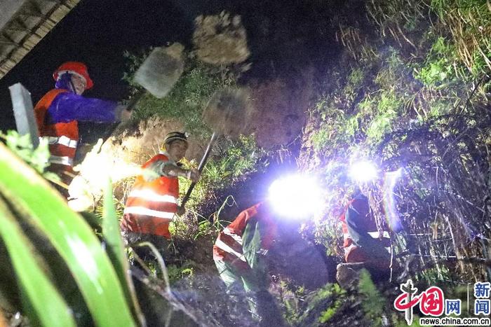 福建普降暴雨 铁路人冒雨排险