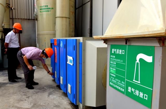 我国生态环保产业创新能力不断提升,工艺和技术装备水平持续提高。图为管理人员在检查环保设施运行情况。摄影/章轲
