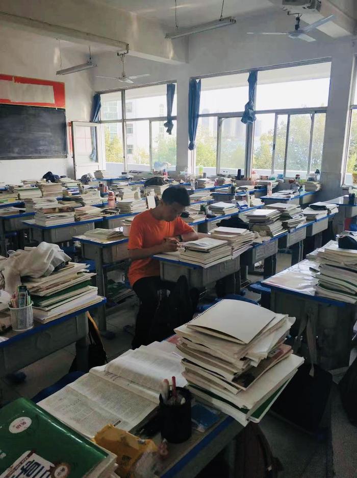 2021年10月,冯肖在复读学校的教室里学习。受访者供图