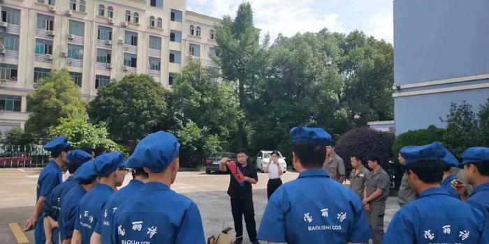 2018年9月,在做消防中控员的李永春(图中)为工厂员工做消防知识培训。受访者供图