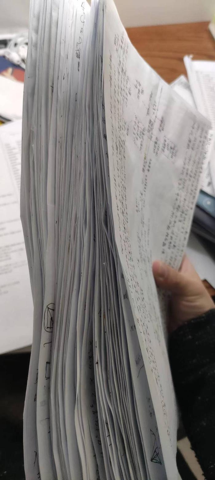 冯肖复读期间做过的部分试卷。受访者供图