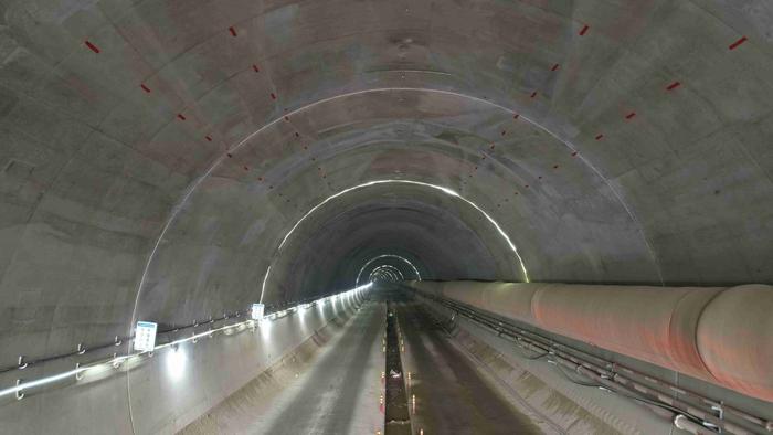 采用钻爆法光面爆破技术 南深高铁广西段最长隧道掘进过半