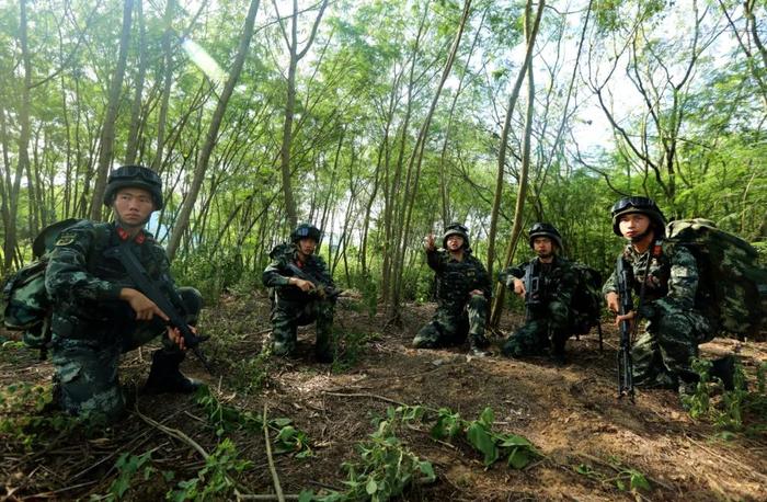 激情六月练兵忙！直击战区部队官兵鏖战训练场