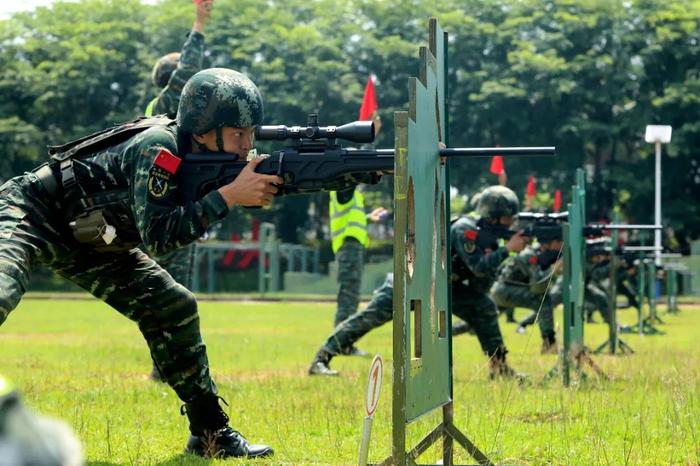 激情六月练兵忙！直击战区部队官兵鏖战训练场