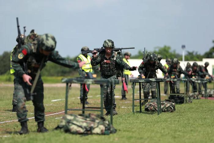 激情六月练兵忙！直击战区部队官兵鏖战训练场