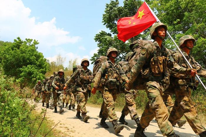 激情六月练兵忙！直击战区部队官兵鏖战训练场