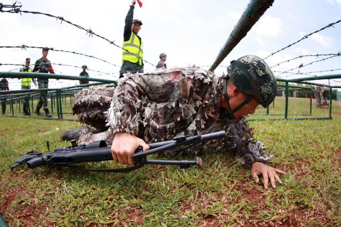 激情六月练兵忙！直击战区部队官兵鏖战训练场