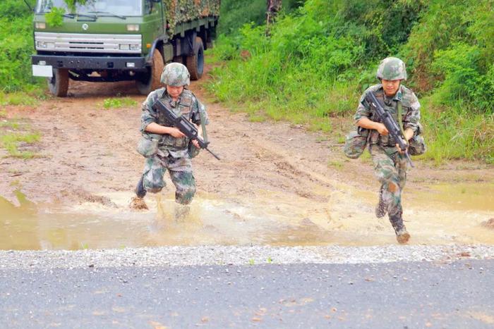 激情六月练兵忙！直击战区部队官兵鏖战训练场