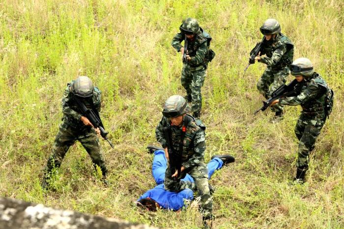 激情六月练兵忙！直击战区部队官兵鏖战训练场