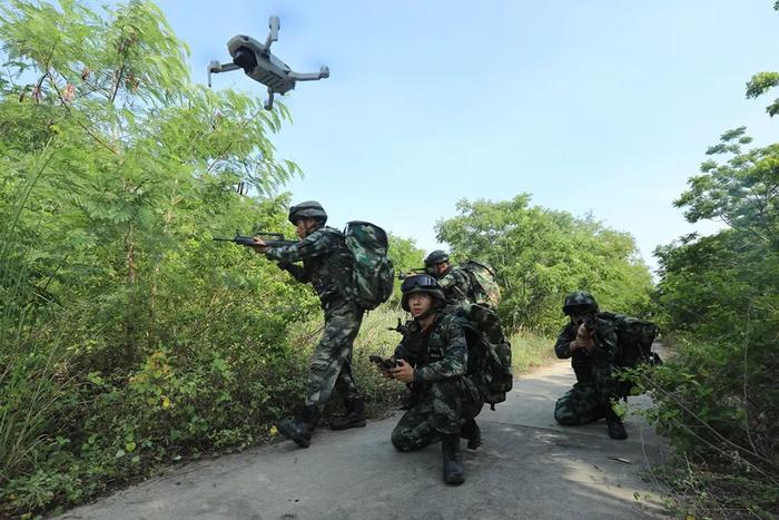 激情六月练兵忙！直击战区部队官兵鏖战训练场