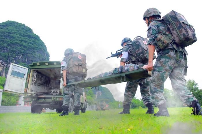 激情六月练兵忙！直击战区部队官兵鏖战训练场