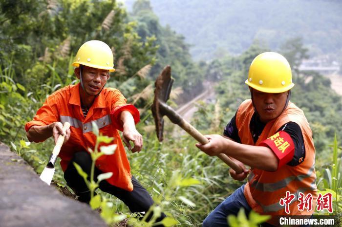 铁路上的防洪巡守人：汛期中每天正常作业约14个小时左右