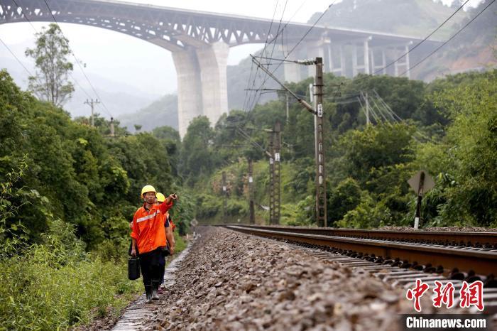 铁路上的防洪巡守人：汛期中每天正常作业约14个小时左右