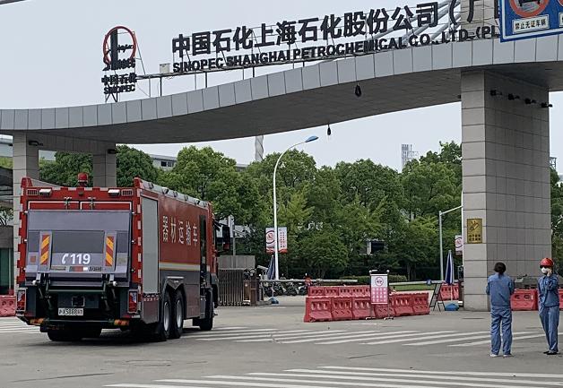 实探上海石化工厂：门口停警车，拉起警戒线！员工称已正常上班