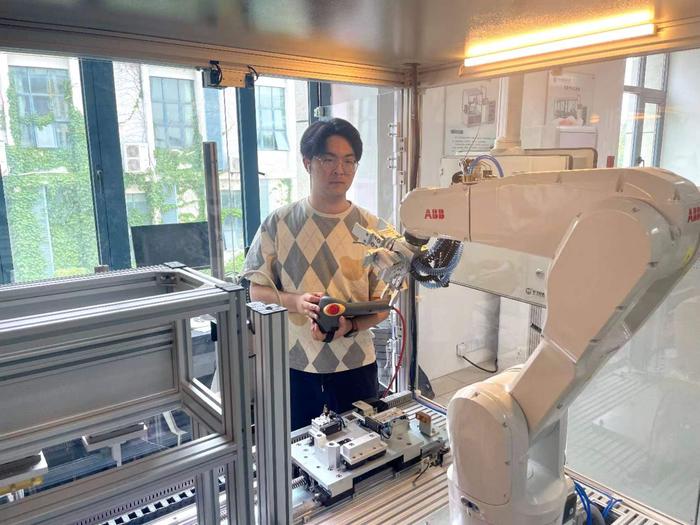 谈佳豪在学校实训教室操作机器人。受访者供图