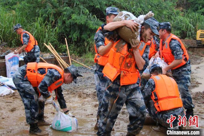 紧急驰援护堤坝：南部战区空军某部参加驻地抗洪抢险