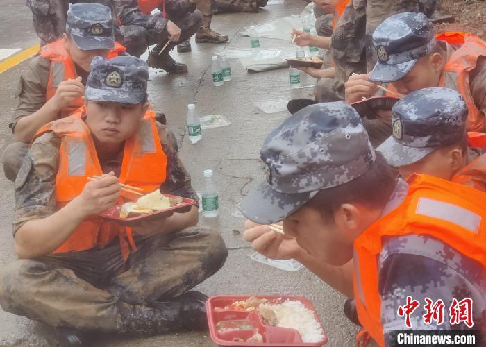 紧急驰援护堤坝：南部战区空军某部参加驻地抗洪抢险