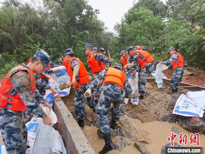 紧急驰援护堤坝：南部战区空军某部参加驻地抗洪抢险