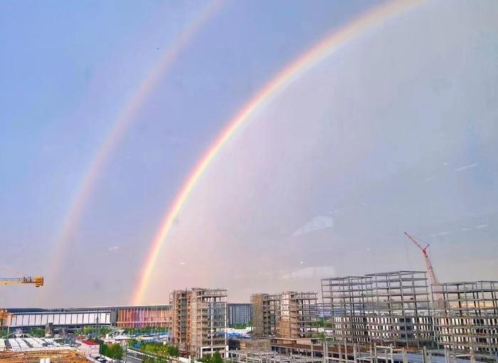 一场暴雨过后，上海出现壮丽双彩虹，你看到了吗？