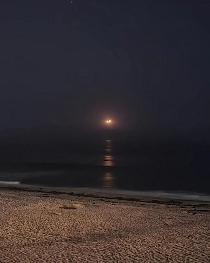 夜空出现神秘光点！“悬浮长达1小时”