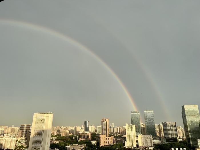 一场暴雨过后，上海出现壮丽双彩虹，你看到了吗？