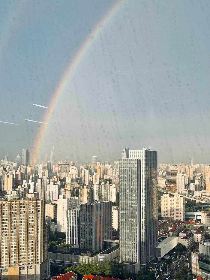 一场暴雨过后，上海出现壮丽双彩虹，你看到了吗？