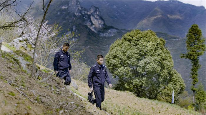 全国优秀人民警察钟小军：“重庆之巅”下的平安守护人