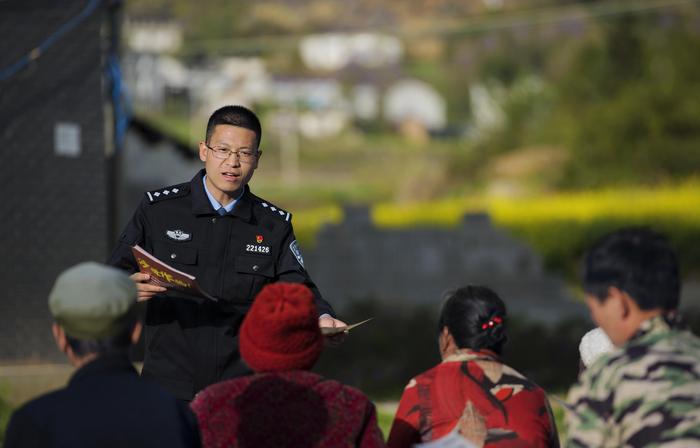 全国优秀人民警察钟小军：“重庆之巅”下的平安守护人