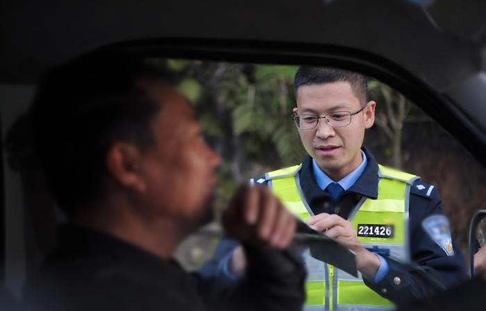 全国优秀人民警察钟小军：“重庆之巅”下的平安守护人