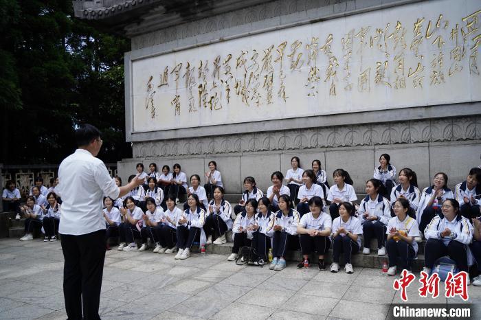 春蕾女童走进井冈山 重温中国共产党成立100周年大会上的青春誓词