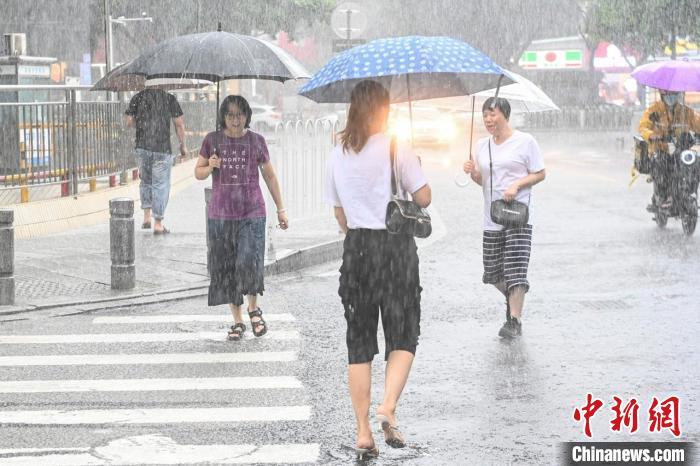 台风“暹芭”外围环流影响广州 暴雨致部分路段水浸街