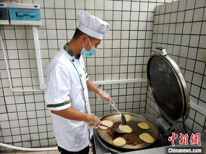 驻闽武警部队提高官兵战斗力 从伙食规范化管理出发