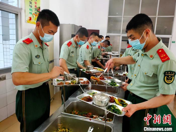 驻闽武警部队提高官兵战斗力 从伙食规范化管理出发